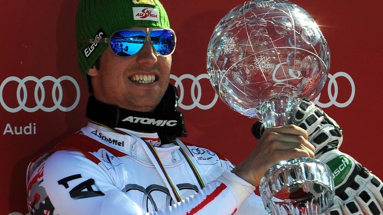 L'Autrichien Marcel Hirscher soulève le grand globe de cristal, trophée récompensant le vainqueur de la Coupe du monde de ski alpin, à Schladming le 18 mars 2012. [Samuel Kubani / AFP/archives]