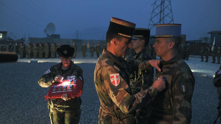 Un soldat français décoré par le Colonel Didier Gros avant son départ d'Afghanistant pour la France, le 18 mars 2012 à Kaboul [Shah Marai / AFP/Archives]
