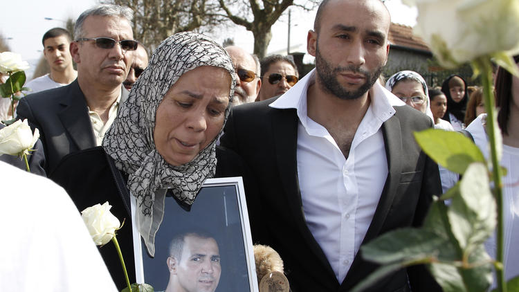 La mère et le frère de  Imad Ibn Ziaten lors d'une marche silencieuse, le 24 mars 2012 à Sotteville-les-Rouen [Charly Triballeau / AFP/Archives]