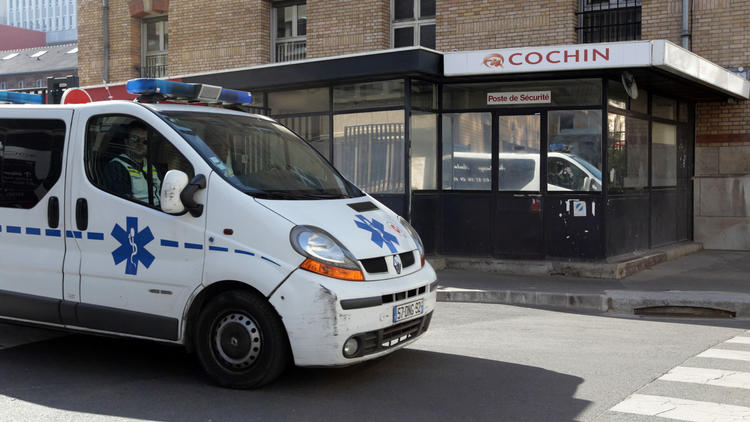 Une ambulance à Paris [Kenzo Tribouillard / AFP/Archives]