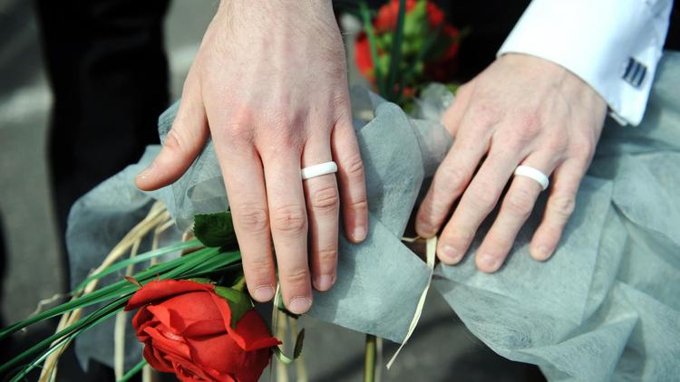 Une enquête de l'Ifop portant sur "les Français, les catholiques et les droits des couples homosexuels" montre que 65% des Français sont favorables au mariage homosexuel, en progression de deux points par rapport à un sondage réalisé il y a un an.[AFP]