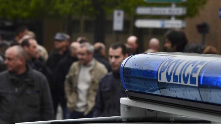 Totalement ivre et brandissant un couteau, un homme a tenté de voler les téléphones de deux personnes qui discutaient dans une rue de Paris dans la nuit de samedi à dimanche, mais, pas de chance, il s'agissait de policiers en civil, a-t-on appris mercredi de source policière.[AFP]