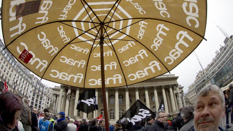 Des employés de la Fnac manifestent le 27 avril 2012 devant la Bourse de Paris [Joel Saget / AFP/Archives]