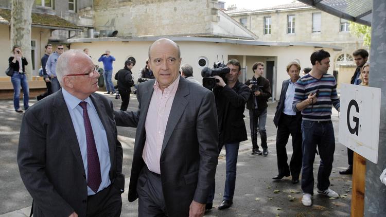 Hugues Martin, le 1er adjoint au maire de Bordeaux, et Alain Juppé (d), le 6 mai 2013 [Nicolas Tucat / AFP/Archives]
