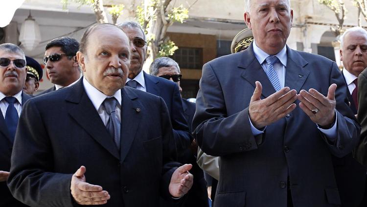 Le ministre algérien des moudjahidine (anciens combattants), Mohamed Cherif Abbas (droite), avec le président Bouteflika, le 8 mai 2012 à Setif [Louafi Larbi / AFP/Archives]