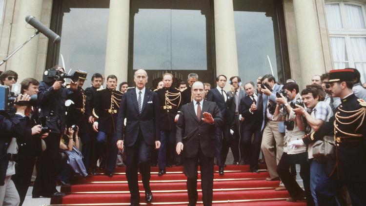 Valery Giscard d'Estaing et François Mitterrand sur le perron de l'Elysée à l'issue de la passation de pouvoirs le 21 mai 1981.