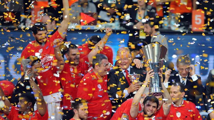 Les joueurs de l'Olympiakos fêtent leur victoire en finale de l'Euroligue face au CSKA Moscou, le 13 mai 2012 à Istanbul. [Andrej Isakovic / AFP/Archives]