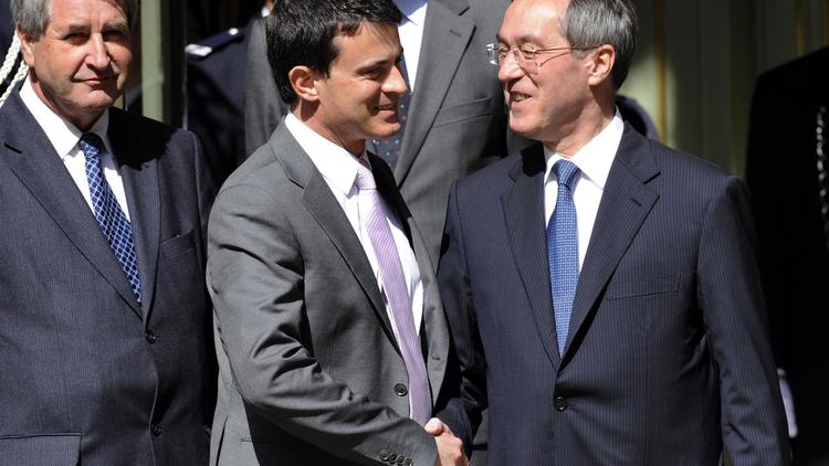 Le ministre de l'Intérieur Manuel Valls  (g) et son prédecesseur Claude Guéant (d), le 17 mai 2012 à Paris [Bertrand Guay / AFP]