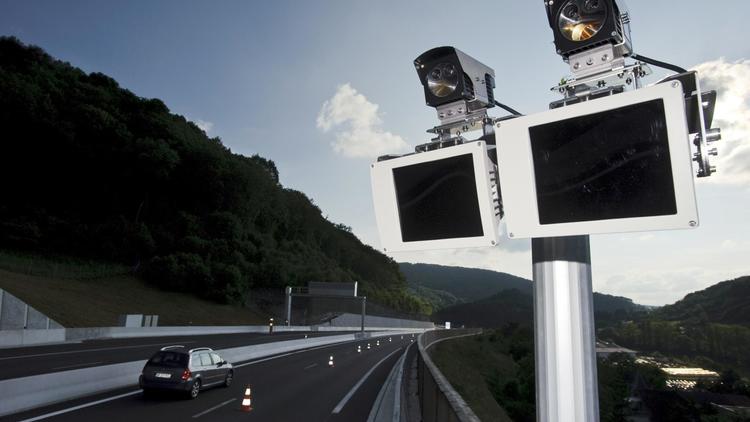 Le premier radar-tronçon de France, conçu pour mesurer la vitesse moyenne pratiquée par les conducteurs sur une section de plusieurs kilomètres et mis en service samedi près de Besançon, est tout à fait légal, a assuré mardi la Sécurité routière.[AFP]