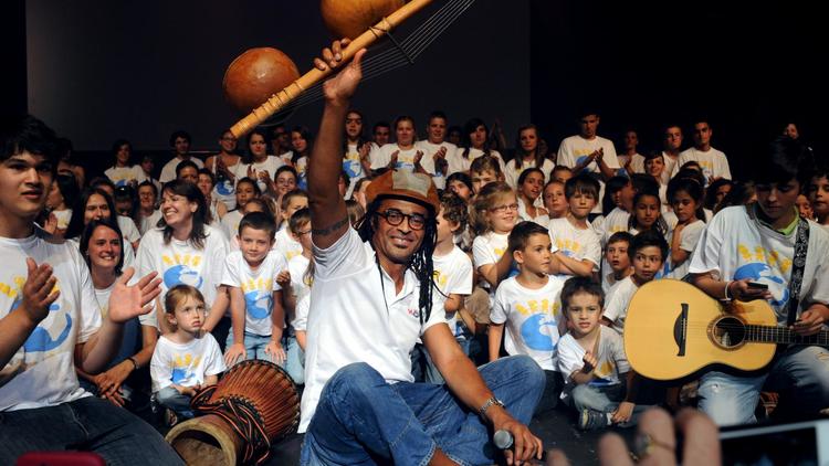 Yannick Noah entouré d'enfants à Saint-Etienne, le 27 juin 2012 [Philippe Merle / AFP/Archives]