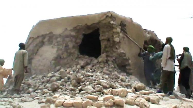 Capture d'écran d'une vidéo montrant des islamistes détruisant un mausolée à Tombouctou, le 1er juillet 2012 [ / AFP/Archives]
