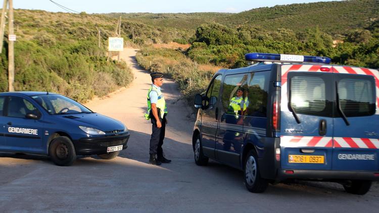 Des gendarmes en Corse près de Bonifacio, le 2 juillet 2012 [Pascal Pochard-Casabianca / AFP/Archives]