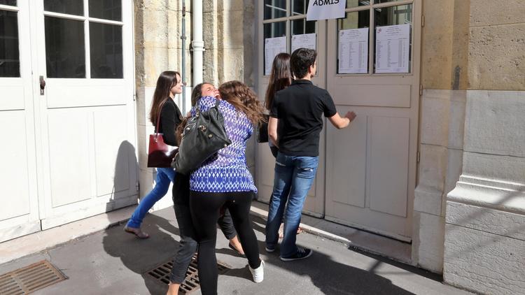 Des élèves découvrent les résultats du baccalauréat à Paris [Thomas Samson / AFP/Archives]