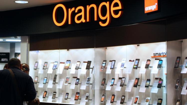 Des téléphones mobiles dans une boutique Orange [Ana Arevalo / AFP/Archives]