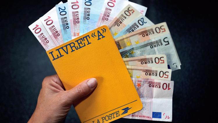 Un Livret A et des billets libellés en euros [Philippe Huguen / AFP/Archives]