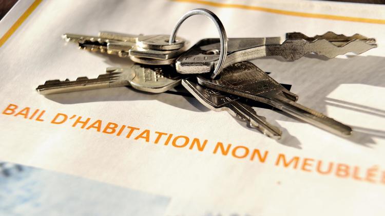 Des clefs sont posées sur un bail de location immobilière [Philippe Huguen / AFP/Archives]