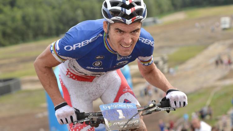 Le Français Julien Absalon, double champion olympique 2004 et 2008, a abandonné dans l'épreuve de VTT (cross-country) des JO de Londres dimanche, sur le parcours de Hadleigh Farm, a annoncé l'organisation.[BELGA]