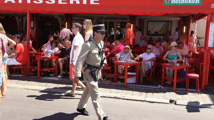 Un acteur déguisé en gendarme devant la brasserie Sénéquier à Saint-Tropez, en août 2012 [Valery Hache / AFP/Archives]