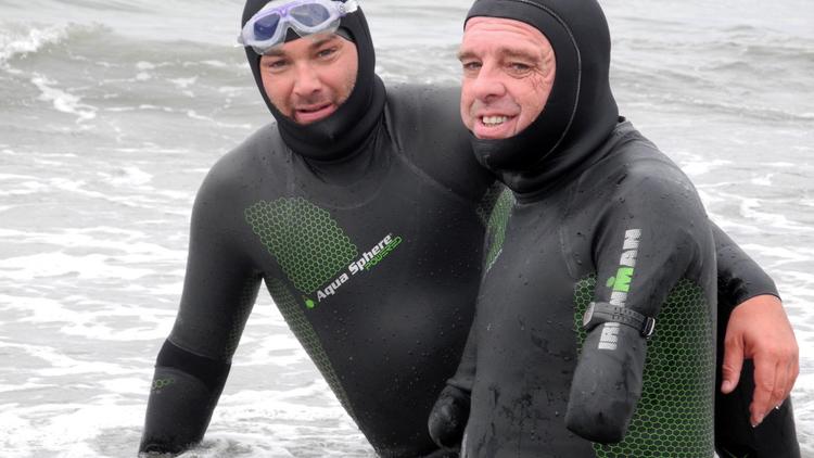 Philippe Croizon, amputé des quatre membres, pose avec son ami le nageur Arnaud Chassery, le 11 août 2012, sur une plage de l'Alaska avant de tenter la traversée du détroit de Béring [Patrick Filleux / AFP/Archives]