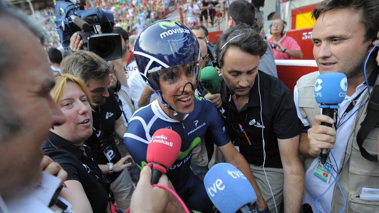 Movistar, emmenée par les Espagnols Juan José Cobo, tenant du titre, et Alejandro Valverde, a remporté samedi la 1re étape du Tour d'Espagne, un contre-la-montre par équipes de 16,5 km à Pampelune, leur compatriote Jonathan Castroviejo prenant le maillot de leader[AFP]
