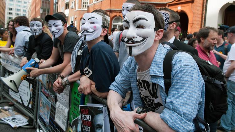 Le collectif de pirates informatiques Anonymous a revendiqué mardi des attaques sur des sites internet du gouvernement britannique, en représailles à la gestion par Londres du cas Julian Assange, retranché dans l'ambassade d'Equateur au Royaume-Uni.[AFP]