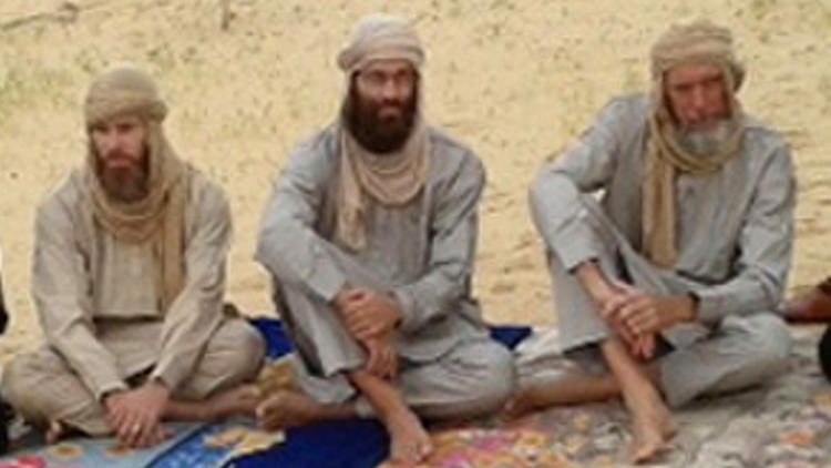 Trois Occidentaux enlevés au Mali et détenus depuis près de neuf mois par Al-Qaïda sont apparus mardi soir dans une vidéo diffusée par la chaîne Al-Jazeera, selon laquelle ils ont appelé leurs gouvernements à intervenir pour les faire libérer.[AL JAZEERA]