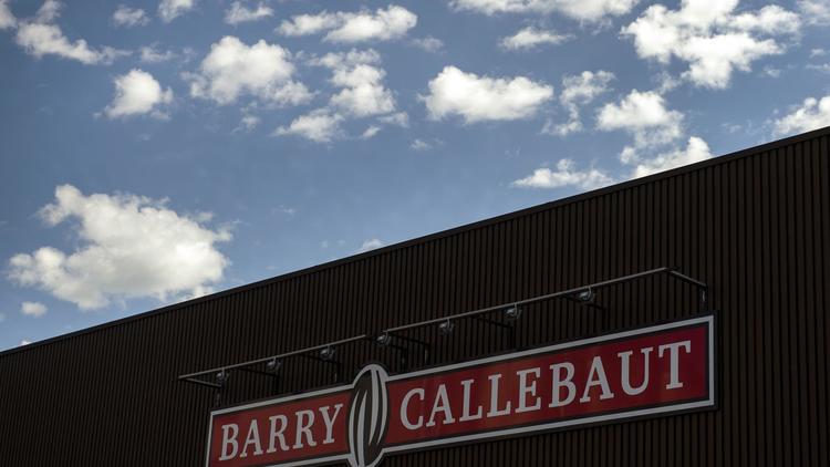 L'enseigne du groupe Barry Callebaut sur la façade d'un site de production en Suisse [Fabrice Coffrini / AFP/Archives]