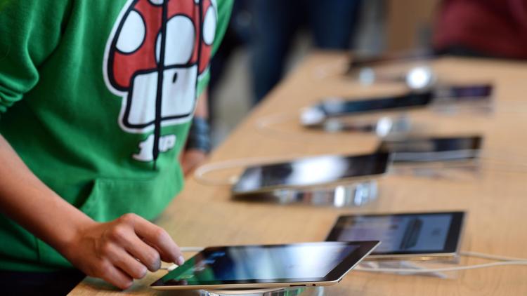 Des iPad proposés au public, 15 septembre 2012 [Patrick Hertzog / AFP]