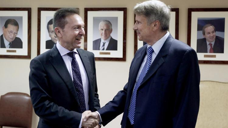 Yannis Stournaras rencontre Horst Reichenbach, chef de la "task force" européenne chargée d'aider la Grèce, le 18 septembre 2012 à Athènes [Angelos Tzortzinis / AFP]