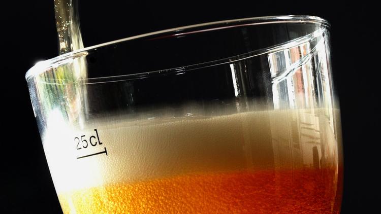 De la bière servie dans un verre [Philippe Huguen / AFP/Archives]