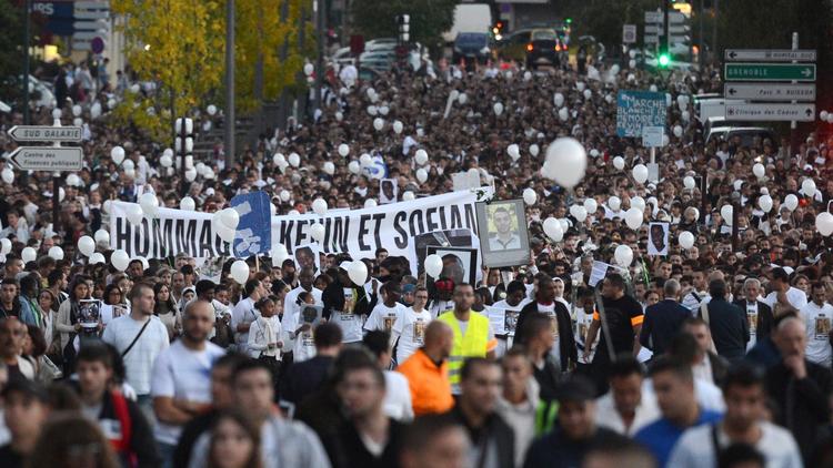 Marche blanche à Echirolles près de Grenoble après la morts de 2 jeunes de 21 ans lors d'une rixe, le 28 septembre 2012 [Philippe Desmazes / AFP/Archives]
