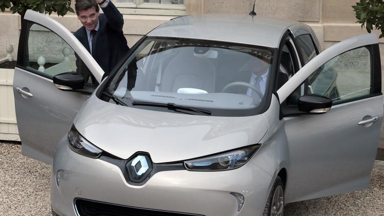 Le ministre du Redressement productif Arnaud Montebourg arrive en Renault Zoé au Conseil des ministres à Paris le 3 octobre 2012 [Jacques Demarthon / AFP]