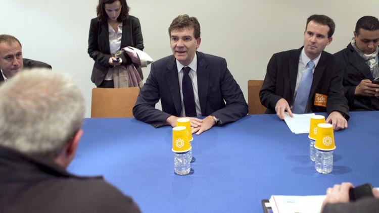 Arnaud Montebourg (c) s'entretient avec des salariés de PSA, le 3 octobre 2012 au Mondial de l'automobile de Paris [Fred Dufour / AFP/Archives]