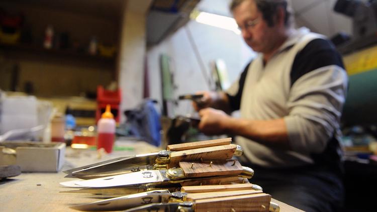 Fabrication de couteaux Laguiole, le 21 septembre 2012 [Remy Gabalda / AFP/Archives]
