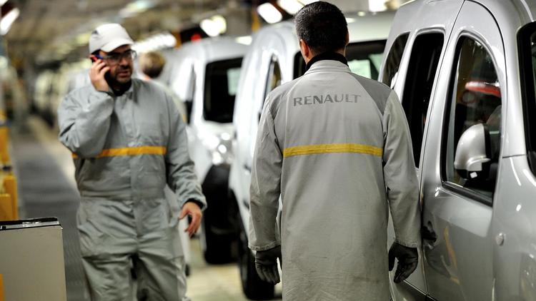 Des employés de Renault sur une chaîne de montage de l'usine de Maubeuge, le 8 octobre 2012 [Philippe Huguen / AFP/Archives]
