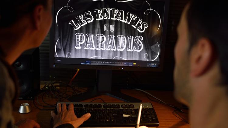 Des techniciens travaillent sur un ordinateur à la restauration du classique du cinéma français Les enfants du paradis, le 28 septembre 2012 au laboratoire Eclair [Eric Feferberg / AFP/Archives]
