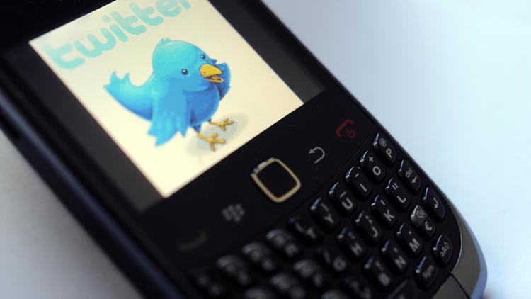 Un smartphone avec à l'écran le logo de Twitter [Fred Tanneau / AFP/Archives]
