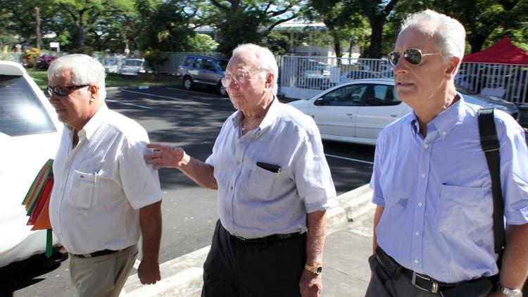 Le sénateur Gaston Flosse (c) avant l'ouverture de son procès à la Cour d'appel de Papeete, le 31 octobre 2012, pour emplois fictifs [Gregory Boissy / AFP/Archives]