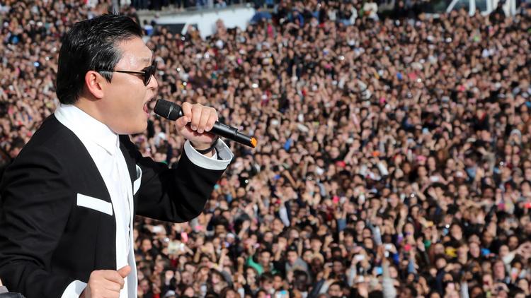 Le chanteur sud-coréen du groupe Psy, Park Jae-Sang, en concert lors d'un flashmob à Paris le 5 novembre 2012 [Thomas Samson / AFP/Archives]