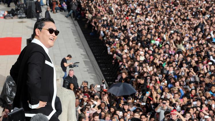 Le chanteur sud-coréen Psy chante son tube planétaire "Gangnam Style" au Trocadéro à Paris, le 5 novembre 2012