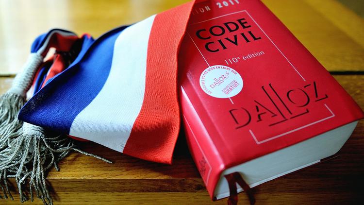 Le Code civil et une écharpe d'élu [Philippe Huguen / AFP/Archives]