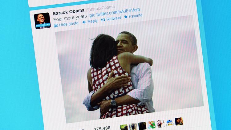 Photo d'un écran d'ordinateur montrant le tweet du président américain, accompagné d'une photo, par lequel il annonce sa réélection, le 7 novembre 2012 [Gabriel Bouys / Twitter.com/AFP/Archives]