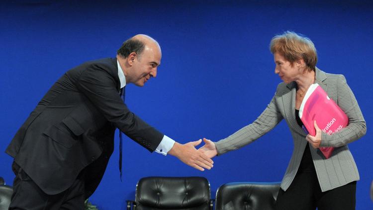 Le ministre de l'Economie Pierre Moscovici et la présidente du Medef Laurence Parisot, le 12 avril 2012 à Paris [Eric Piermont / AFP]