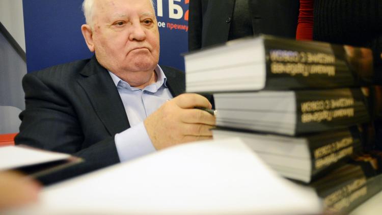 Mikhaïl Gorbatchev dédicace son dernier livre à Moscou, le 13 novembre 2012 [Natalia Kolesnikova / AFP/Archives]