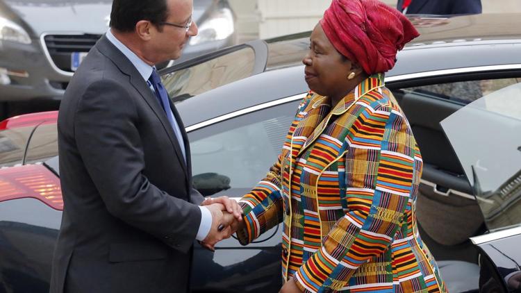 François Hollande et la Sud-Africaine Nkosazana Dlamini Zuma, le 14 novembre 2012 au palais de l'Elysée à Paris [Jacques Brinon / Pool/AFP]