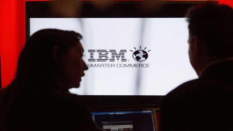 Un écran affichant le logo IBM le 14 novembre 2012 à Paris [Fred Dufour / AFP/Archives]
