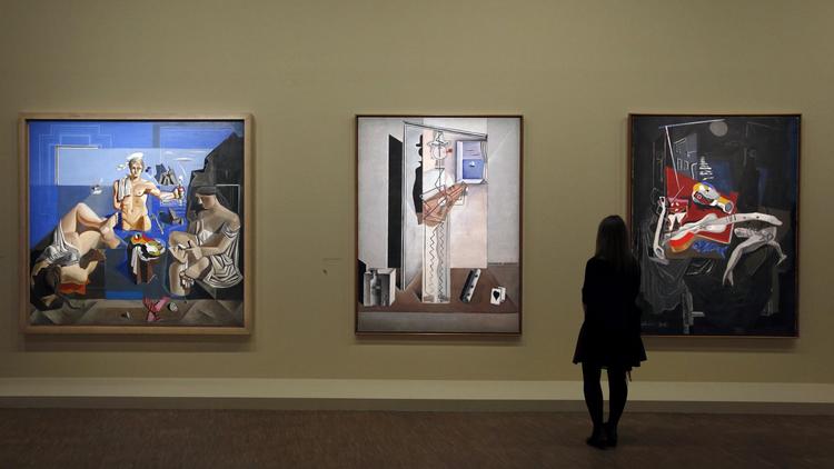 Une personne regarde des peintures de Dali au centre Georges Pompidou à Paris, le 19 novembre 2012 [Francois Guillot / AFP/Archives]