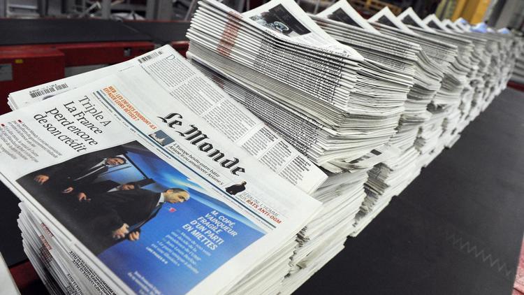 Des exemplaires du journal Le Monde sortent de l'imprimerie, à  Saint-Jean-de-Vedas, le 20 novembre 2012 [Pascal Guyot / AFP/Archives]