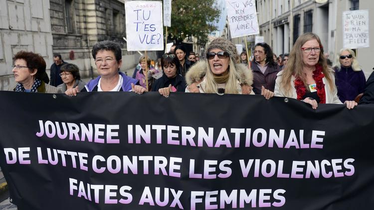Des femmes marchent le 24 novembre 2012 à Marseille lors de la journée internationale contre les violences faites aux femmes [Anne-Christine Poujoulat / AFP]