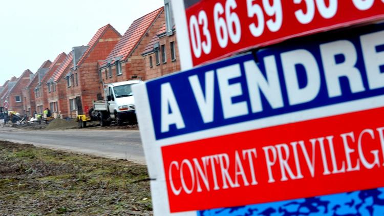 Photo prise le 31 janvier 2012 d'un panneau annonçant la vente de maisons individuelles neuves, devant un chantier de construction à Merville, dans le nord de la France [Philippe Huguen / AFP/Archives]